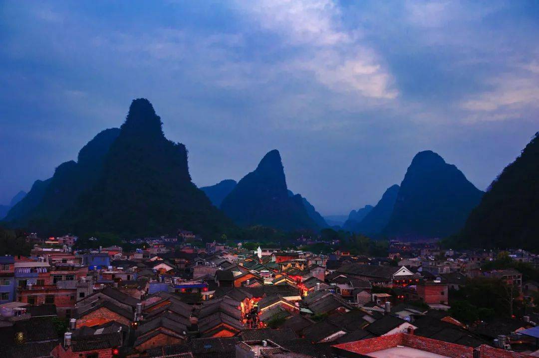 壮美漓江边,传统服饰映山水——广西演员茶韵悠然望喀斯特